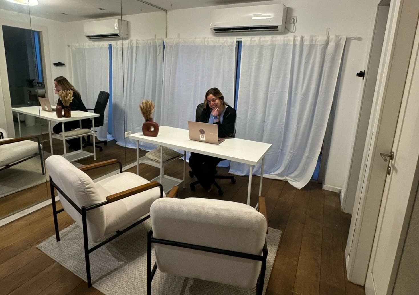 tal holding an healthy apple